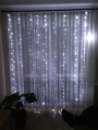 Kurtyna świetlna LED na święta – 300 cm szerokości, 8 trybów świecenia, pilot, USB. Stwórz magiczny klimat w domu i ogrodzie. Idealna dekoracja bożonarodzeniowa i całoroczna.