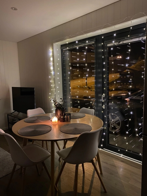 Kurtyna świetlna LED na święta – 300 cm szerokości, 8 trybów świecenia, pilot, USB. Stwórz magiczny klimat w domu i ogrodzie. Idealna dekoracja bożonarodzeniowa i całoroczna.