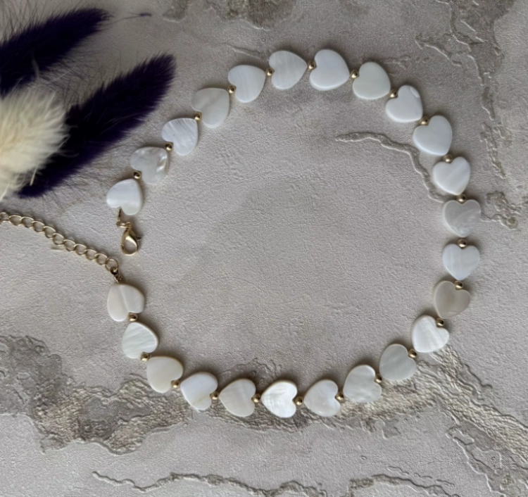 Naszyjnik choker z serduszek – romantyczna elegancja na co dzień