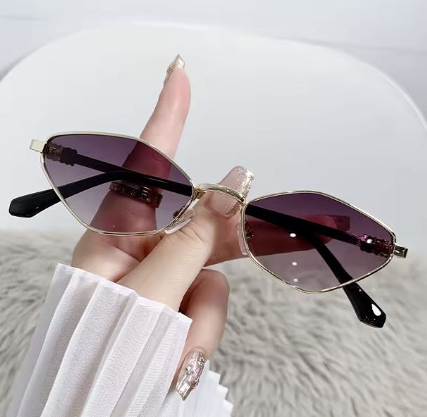 Kocie okulary przeciwsłoneczne z cienką złotą oprawką