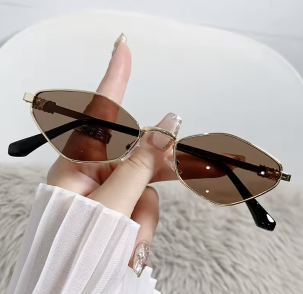 Kocie okulary przeciwsłoneczne z cienką złotą oprawką
