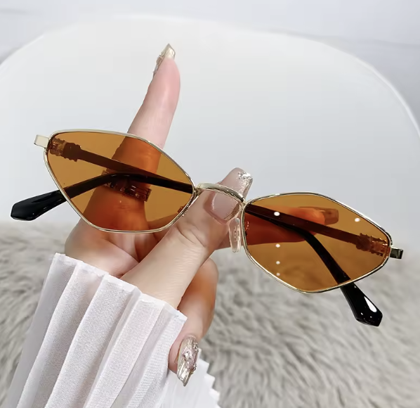 Kocie okulary przeciwsłoneczne z cienką złotą oprawką