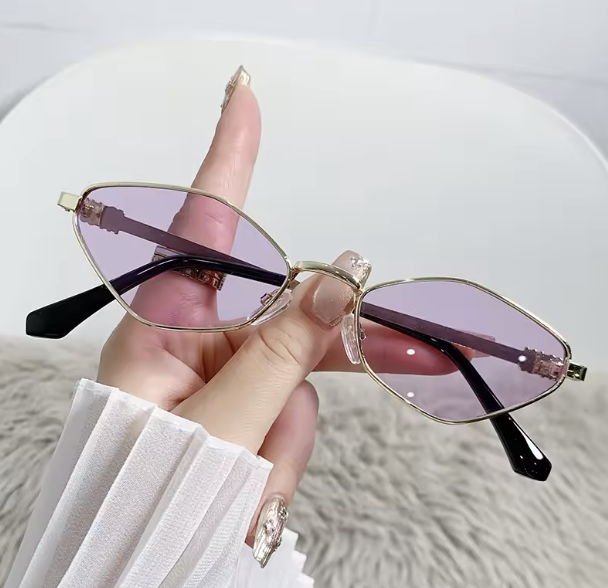 Kocie okulary przeciwsłoneczne z cienką złotą oprawką