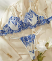 Zmysłowy komplet bielizny z haftem – niebieskie kwiaty na delikatnym tiulu