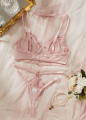 Koronkowy komplet bielizny w kolorze pudrowego różu z chokerem i detalami w kształcie serca. Zmysłowy, regulowany i niezwykle kobiecy – idealny na romantyczne chwile.