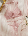 Koronkowy komplet bielizny w kolorze pudrowego różu z chokerem i detalami w kształcie serca. Zmysłowy, regulowany i niezwykle kobiecy – idealny na romantyczne chwile.