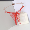 Stringi open crotch z koronką i kokardką – idealna bielizna erotyczna na romantyczne wieczory. Przezroczysta siateczka, seksowny krój i dostępność w wielu kolorach.