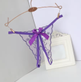Stringi open crotch z koronką i kokardką – idealna bielizna erotyczna na romantyczne wieczory. Przezroczysta siateczka, seksowny krój i dostępność w wielu kolorach.