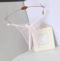 Stringi open crotch z koronką i kokardką – idealna bielizna erotyczna na romantyczne wieczory. Przezroczysta siateczka, seksowny krój i dostępność w wielu kolorach.