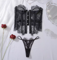 Zmysłowy komplet bielizny – czarny koronkowy gorset i stringi. Seksowna koronka, elegancki fason i perfekcyjne dopasowanie. Idealny na randkę lub prezent!