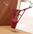 Stringi erotyczne z koronką i ozdobnym haftem w wielu kolorach. Uniwersalny rozmiar i perfekcyjne dopasowanie. Idealne na randkę, prezent lub romantyczny wieczór.