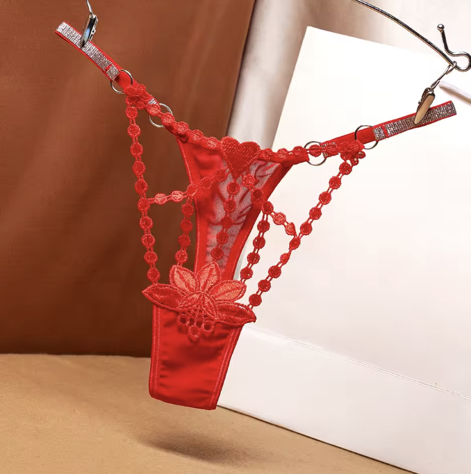 Stringi erotyczne z koronką i ozdobnym haftem w wielu kolorach. Uniwersalny rozmiar i perfekcyjne dopasowanie. Idealne na randkę, prezent lub romantyczny wieczór.
