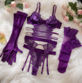 Zmysłowy komplet bielizny erotycznej w kolorze fioletowym – koronkowy biustonosz, stringi, pas do pończoch i długie rękawiczki. Idealny na romantyczne wieczory.