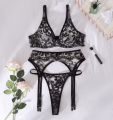 Komplet bielizny koronkowej – czarna siateczka z haftem, pas do pończoch i stringi. Seksowna elegancja i wygoda w jednym. Sprawdź w Dybcia.pl!