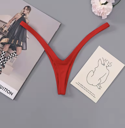 Seksowne stringi damskie typu V – minimalistyczny krój, który podkreśla nogi i pośladki. Dostępne w kolorach: biały, czarny, czerwony. Rozmiary S/M i L/XL.