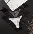 Stringi męskie z szerokimi paskami w sportowo-erotycznym stylu. Wygodny i odważny design, dostępny w wielu kolorach. Rozmiary M-XXL.