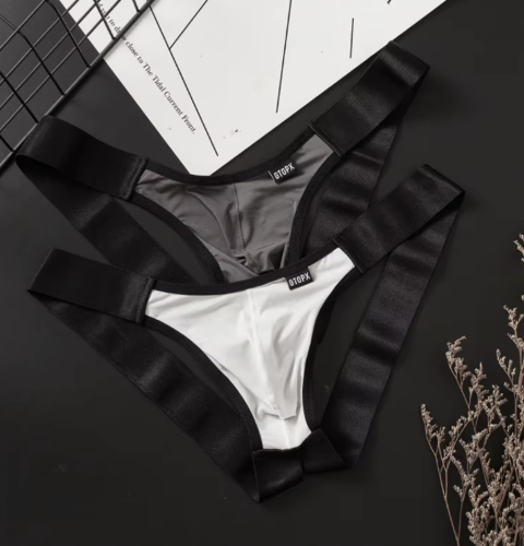 Stringi męskie z szerokimi paskami w sportowo-erotycznym stylu. Wygodny i odważny design, dostępny w wielu kolorach. Rozmiary M-XXL.