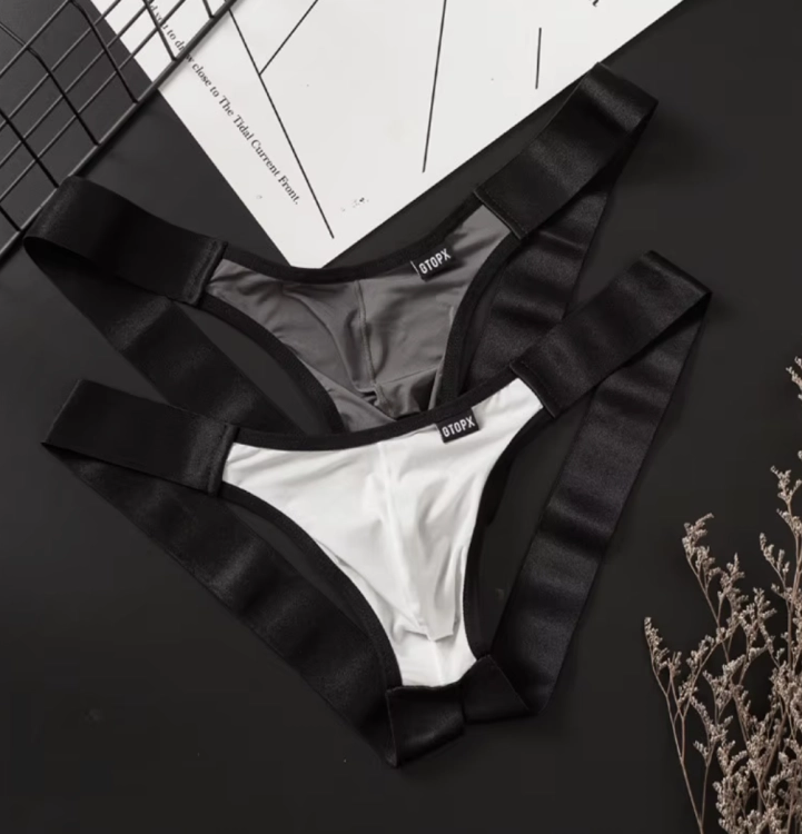 Stringi męskie z szerokimi paskami w sportowo-erotycznym stylu. Wygodny i odważny design, dostępny w wielu kolorach. Rozmiary M-XXL.