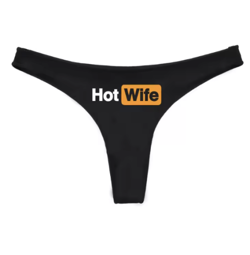 Stringi damskie „Hot Wife” – odważna bielizna z nadrukiem, dostępna w kolorze czarnym i szarym. Seksowne, wygodne i elastyczne. Rozmiary S–XXL.