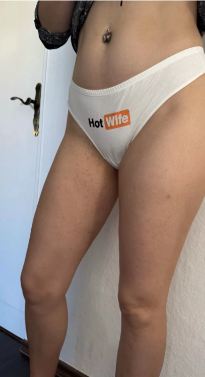 Stringi damskie „Hot Wife” – odważna bielizna z nadrukiem, dostępna w kolorze czarnym i szarym. Seksowne, wygodne i elastyczne. Rozmiary S–XXL.