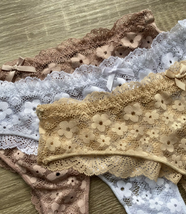 Koronkowe stringi damskie w kwiatowy wzór – eleganckie, zmysłowe i wygodne. Dostępne w różnych kolorach i rozmiarach S–XL. Podkreślają kobiece kształty i dodają pewności siebie.