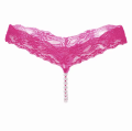 Koronkowe stringi z perłowym paskiem – seksowna bielizna bezkrokowa, która podkreśla kobiece kształty i dodaje pikanterii. Elastyczna koronka, subtelna stymulacja i wygodne dopasowanie.
