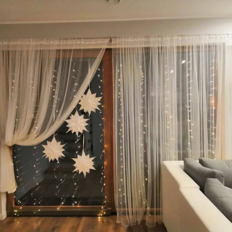 Kurtyna świetlna LED na święta – 300 cm szerokości, 8 trybów świecenia, pilot, USB. Stwórz magiczny klimat w domu i ogrodzie. Idealna dekoracja bożonarodzeniowa i całoroczna.