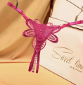 Zmysłowe stringi z motylkiem i perełkami – regulowane, koronkowe i niezwykle kobiece. Idealne na romantyczne wieczory i prezent dla ukochanej. Dostępne w 6 kolorach! 