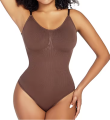 Body wyszczuplające, które pięknie zbiera i modeluje sylwetkę. Idealne pod sukienki i codzienne stylizacje. Dostępne od XS do 3XL. Wygodne, elastyczne, dopasowane.