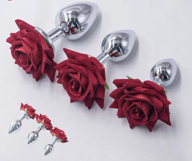 Korek analny z ozdobnym kwiatem w rozmiarach S, M i L. Elegancki metalowy plug z bezpieczną podstawą i dokładnymi wymiarami. Idealny dla początkujących i zaawansowanych.