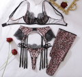 Zmysłowy komplet bielizny leopard z biustonoszem na fiszbinach, pasem do pończoch i stringami. Elegancka koronka i drapieżny wzór podkreślający sylwetkę.