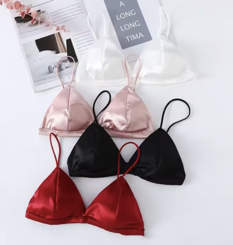 Gładki satynowy biustonosz bralette bez fiszbin. Lekki, wygodny, z regulowanymi ramiączkami. Idealny na co dzień i do stylizacji. Rozmiar uniwersalny.