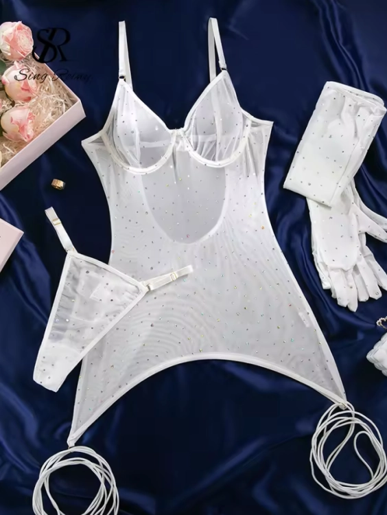 Zmysłowa haleczka z siateczki z kryształkami i rękawkami. Wyszczupla talię, podkreśla biust i zapewnia efekt glamour. Dostępne w czerni, czerwieni i bieli. Sprawdź na Dybcia.pl.