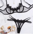 Zmysłowy komplet bielizny damskiej z siateczką i koronką. Biustonosz z fiszbinami i stringi z paseczkami. Idealny na romantyczny wieczór. Sprawdź na Dybcia.pl
