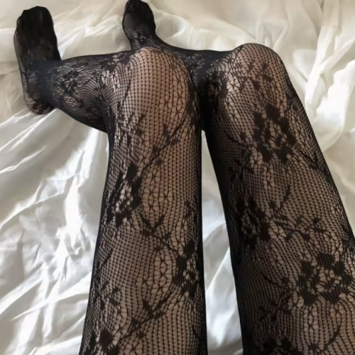 Rajstopy z koronką sexy wzór w kolorze czarnym i białym. Nylonowe rajstopy damskie z efektem tatuażu, elastyczne i wygodne. Idealne do stylizacji i bielizny erotycznej.