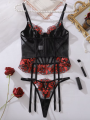 Zmysłowy komplet bielizny - czarny gorset z czerwonym haftem i stringi na paskach. Modelująca, elegancka i erotyczna bielizna damska na wyjątkowe okazje.