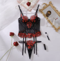 Zmysłowy komplet bielizny - czarny gorset z czerwonym haftem i stringi na paskach. Modelująca, elegancka i erotyczna bielizna damska na wyjątkowe okazje.