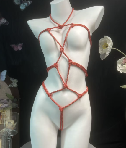 Seksowna uprząż na ciało body harness. Elastyczne paski w stylu bondage. Dostępna w kolorze czerwonym, czarnym, fioletowym i nude. Idealna bielizna erotyczna.