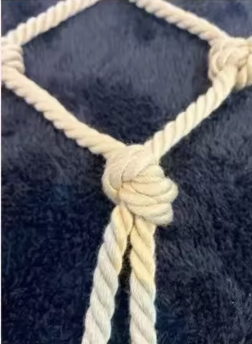 Seksowna uprząż na ciało body harness. Elastyczne paski w stylu bondage. Dostępna w kolorze czerwonym, czarnym, fioletowym i nude. Idealna bielizna erotyczna.