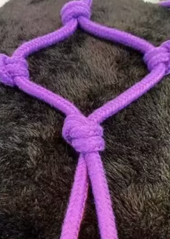 Seksowna uprząż na ciało body harness. Elastyczne paski w stylu bondage. Dostępna w kolorze czerwonym, czarnym, fioletowym i nude. Idealna bielizna erotyczna.