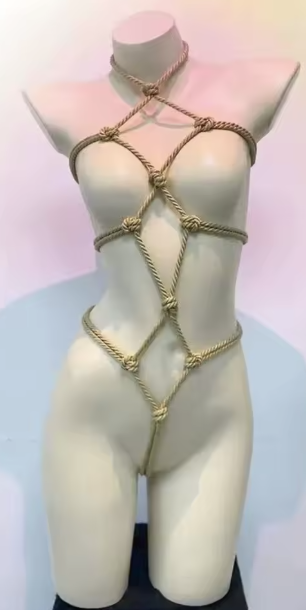 Seksowna uprząż na ciało body harness. Elastyczne paski w stylu bondage. Dostępna w kolorze czerwonym, czarnym, fioletowym i nude. Idealna bielizna erotyczna.