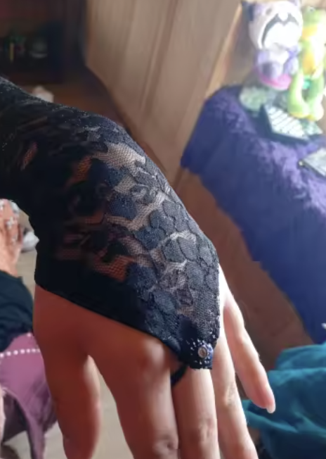 Koronkowe rękawki damskie bez palców 40 cm. Zmysłowy dodatek do bielizny erotycznej i stylizacji wieczorowych. Elegancki wzór, elastyczny materiał, wygodne dopasowanie.