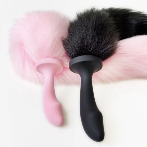 Korek analny z ogonem lisa wykonany z silikonu. Puszysty ogon 39 cm, miękki materiał, bezpieczna podstawa i efektowny dodatek do gier erotycznych oraz stylizacji BDSM.