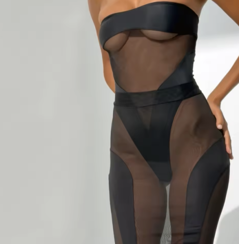 Transparentna sukienka body modelująca bez ramiączek. Dopasowana sukienka z siateczki podkreślająca sylwetkę i talię. Seksowna stylizacja na wieczór.