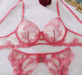 Różowy komplet bielizny damskiej z haftem i pasem do pończoch. Transparentna koronka, zmysłowy design i idealne dopasowanie do sylwetki.