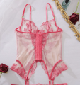Różowy gorset damski z paskami do pończoch i stringi. Transparentna koronka, haft i idealne dopasowanie podkreślające kobiecą sylwetkę.