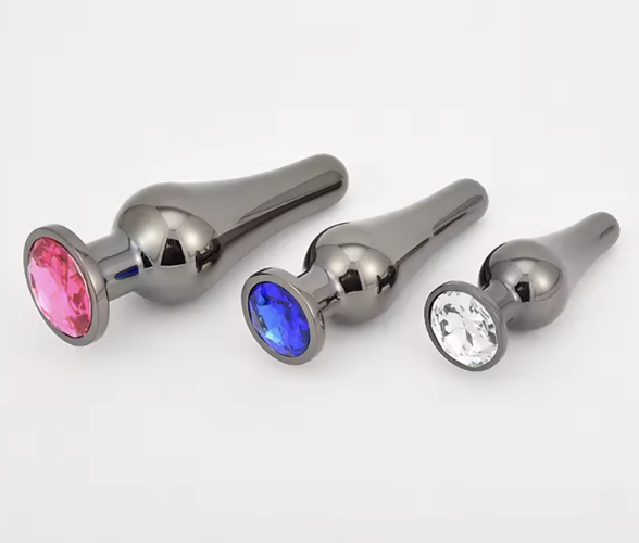 Metalowy korek analny z kryształkiem dostępny w rozmiarach S M L. Gładka powierzchnia, elegancki design i intensywne doznania. Idealny dla początkujących i zaawansowanych.