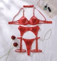 Komplet bielizny erotycznej z siateczki i serduszkami. Biustonosz, stringi i pas do pończoch. Dostępny w kolorze czarnym i czerwonym. Zmysłowy i dopasowany.