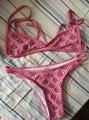 Modne bikini damskie z regulowanym wiązaniem. Dwuczęściowy strój kąpielowy podkreślający sylwetkę. Idealny na lato i wakacje.