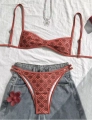Modne bikini damskie z regulowanym wiązaniem. Dwuczęściowy strój kąpielowy podkreślający sylwetkę. Idealny na lato i wakacje.